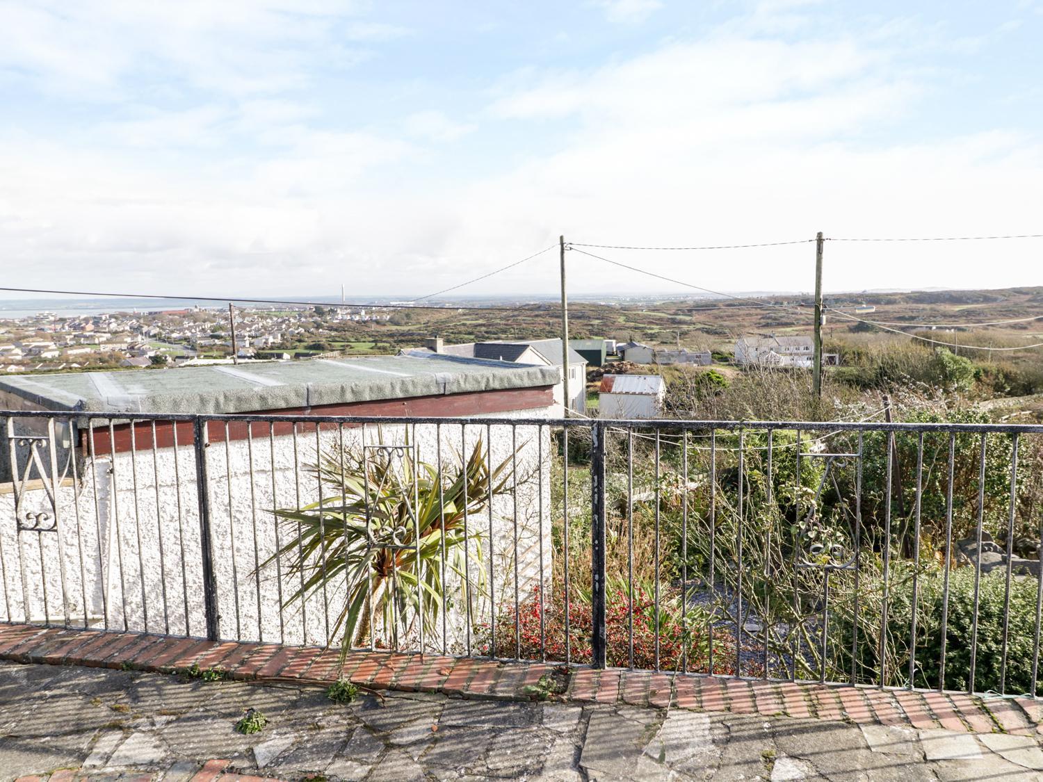 Snowdon View Villa Хоулихед Екстериор снимка